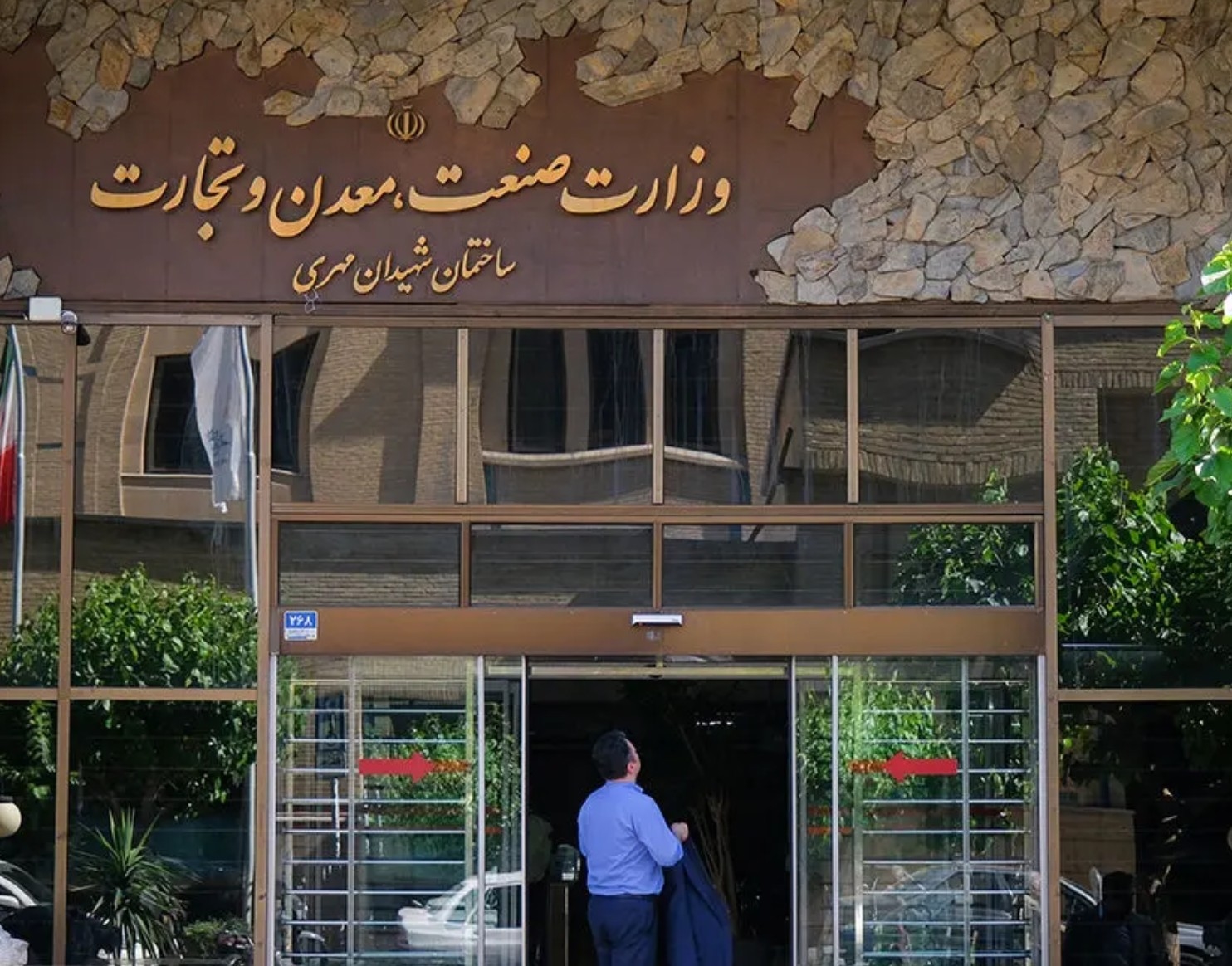 موتور صادرات و برند «ساخت ایران» یا نماد اقتصاد گرفتار خام‌فروشی، بی‌ثباتی و ضعف جهانی‌سازی؟