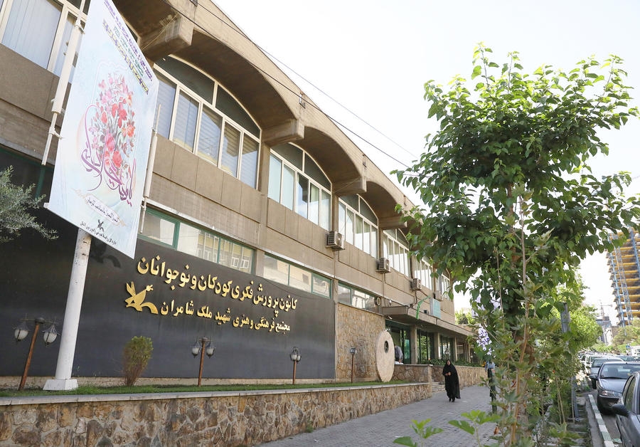 کارخانه رؤیاسازی نسل ایرانی یا نهادی که از ساخت جهان ذهنی کودکان عقب مانده است؟